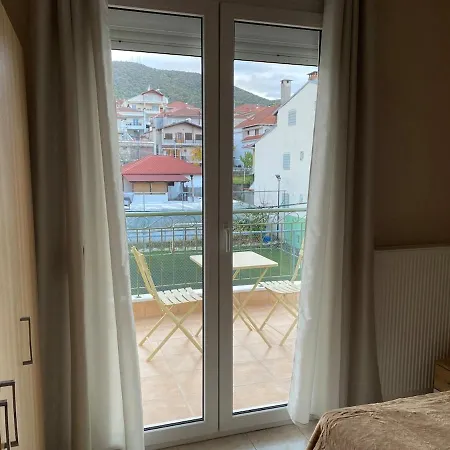 Feels Like 2 Maniákoi